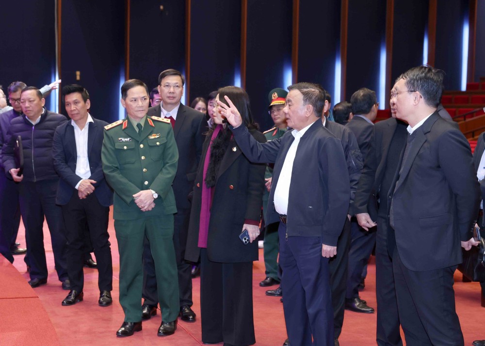 Thuong truc Ban Bi thu Tran Cam Tu trao doi voi cac don vi trong Ban to chuc chuan bi Dai hoi. Anh: TTXVN