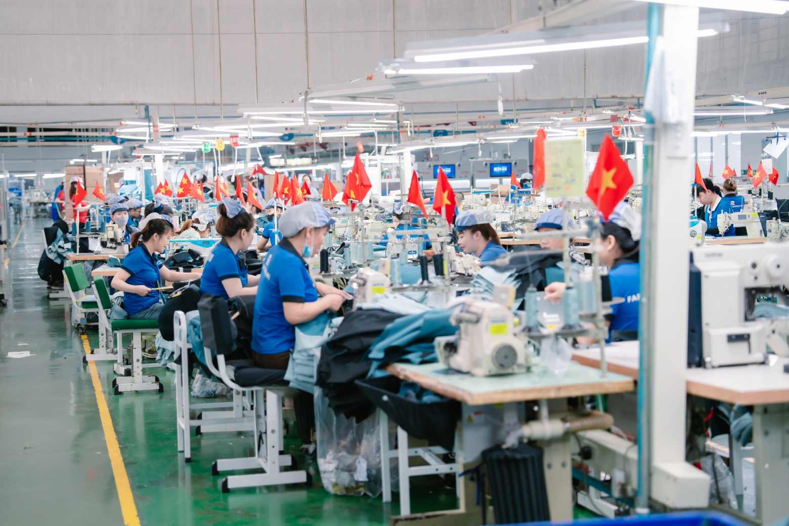 Moi nguoi lao dong duoc thuong Tet bang mot thang luong. Anh: CDCS cung cap