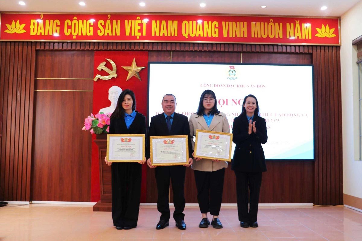 Cac tap the ca nhan duoc nhan bang khen cua LDLD tinh Quang Ninh. Anh: Cong TTDT Van Don