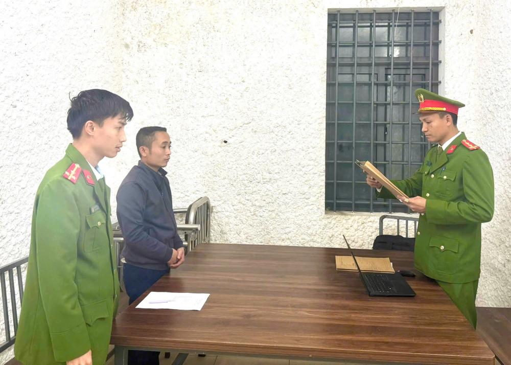 Khởi tố bị can đối với Lê Xuân Thông về tội tàng trữ hàng cấm. Ảnh: Công an Hà Tĩnh.