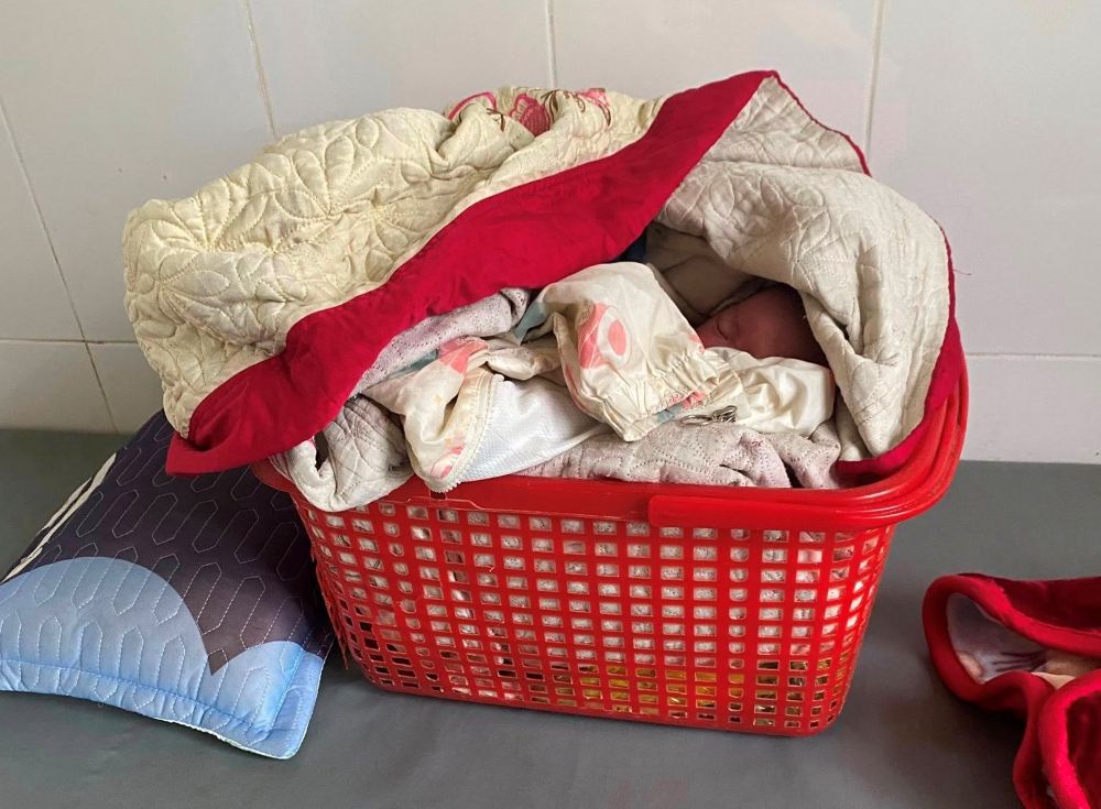 Nguoi dan phat hien be gai it ngay tuoi bi bo roi duoi ranh muong trong thoi tiet gia ret. Anh: Trinh Dung