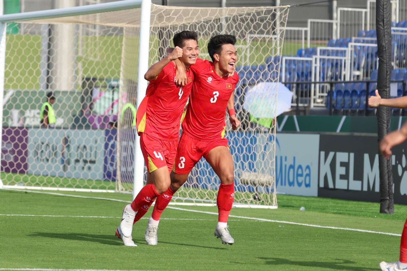 Center-back Nguyen Hieu Minh (4) scored the 2nd goal for U23 Vietnam. Photo: AFC