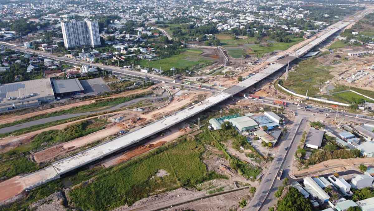 On January 7, 2025, the Ring Road 3 overpass span was built across National Highway 13 in Ho Chi Minh City. Photo: Dinh Trong