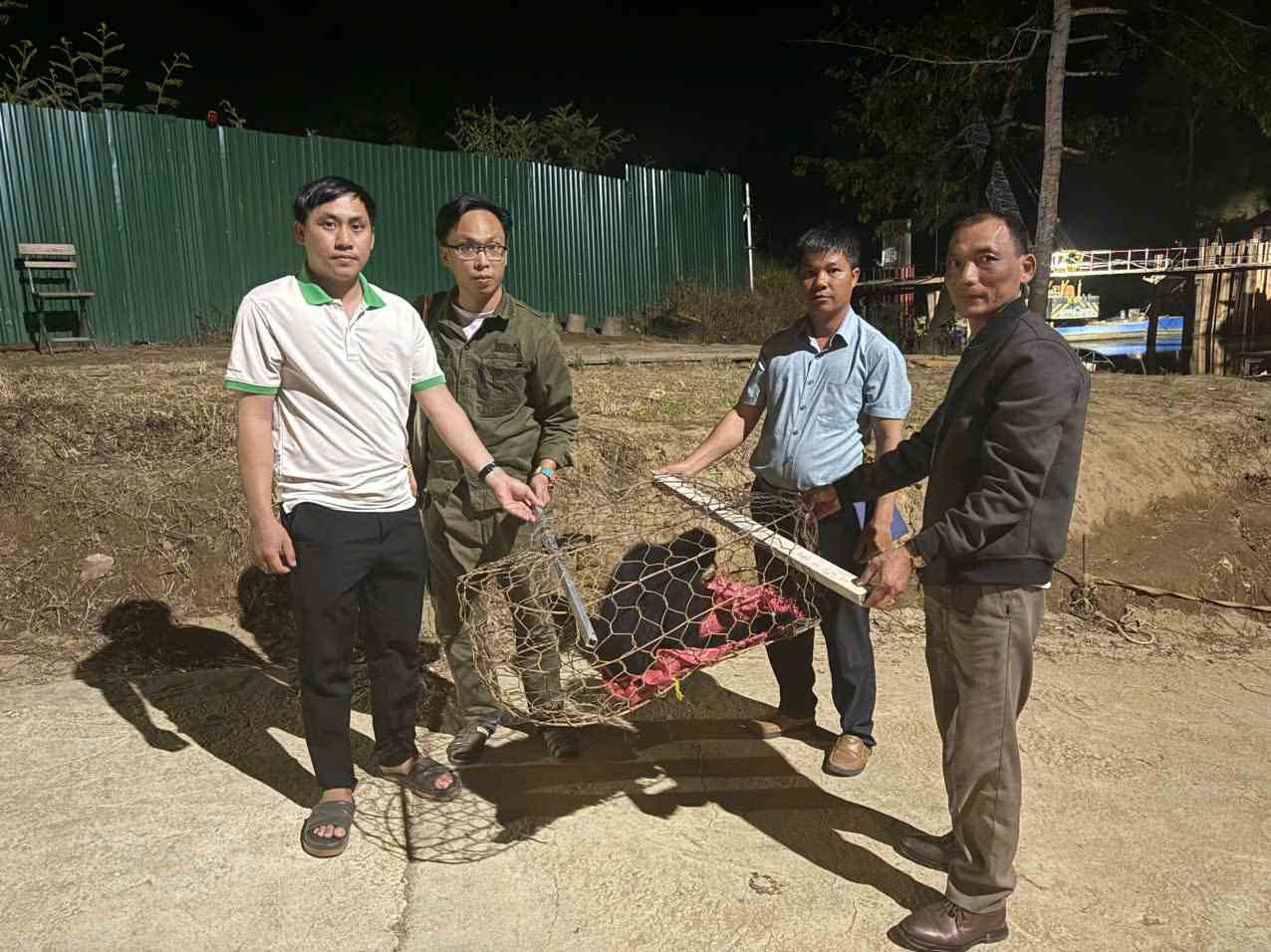 Ong Vinh giao nop ca the vuon den ma trang quy hiem cho co quan chuc nang. Anh: Phuc Khanh