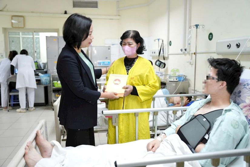 Chairman of the Vietnam Fatherland Front Committee of Hanoi City Bui Huyen Mai presents support to families of victims injured in a traffic accident in Lao Cai, December 27, 2025. Photo: Hanoi Fatherland Front