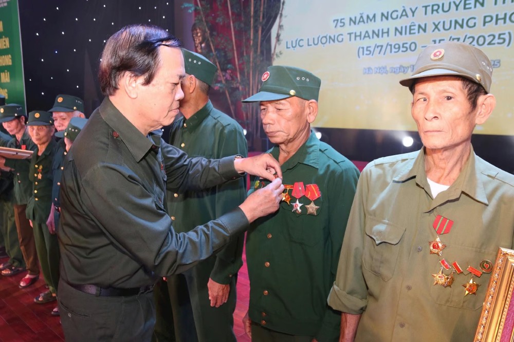 2025년 7월 15일 전직 청년 돌격대에 대한 "영웅적인 청년 돌격대 훈장" 수여식. 사진: 띠엔닷