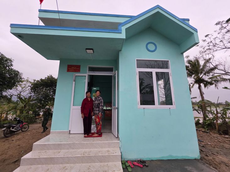 Hundreds of households in Dak Lak province were handed over new, solid and spacious roofs. Photo: Huu Long