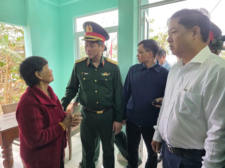 Hang tram ho dan o tinh Dak Lak duoc ban giao nhung mai nha moi kien co, khang trang. Anh: Huu Long