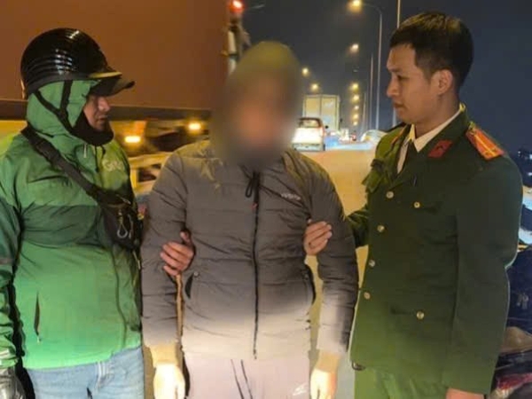 Tien Lang Commune Police promptly prevented Mr. N from intending to jump off the bridge. Photo: Hai Phong City Police