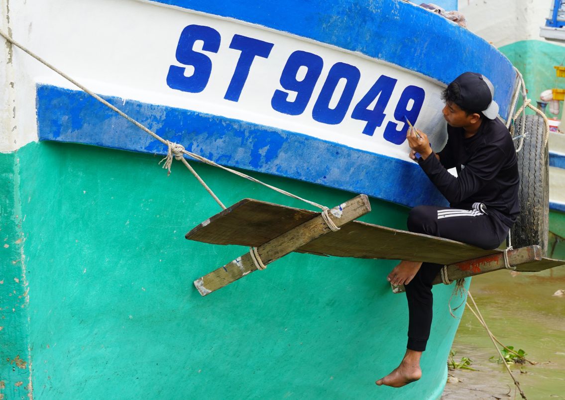 Ngu dan hoan tat son sua tau ca truoc ky nghi Tet. Anh: Phuong Anh