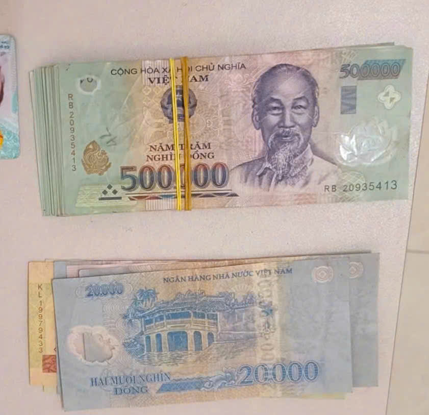 So tien khoang 40 trieu dong trong vi da duoc xac minh va trao tra cho chu nhan. Anh: Cong an cung cap