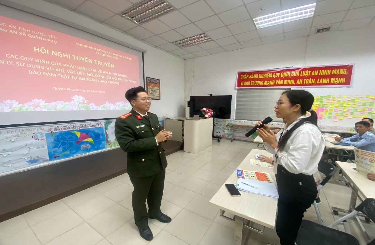 Nguoi lao dong tai doanh nghiep o Hung Yen tham gia buoi tuyen truyen phap luat. Anh: Xa Quynh Phu