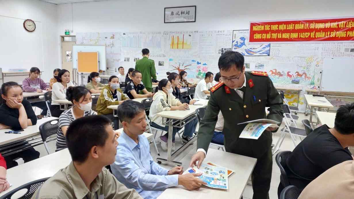 Distributing legal propaganda leaflets to workers in Hung Yen. Photo: Quynh Phu Commune