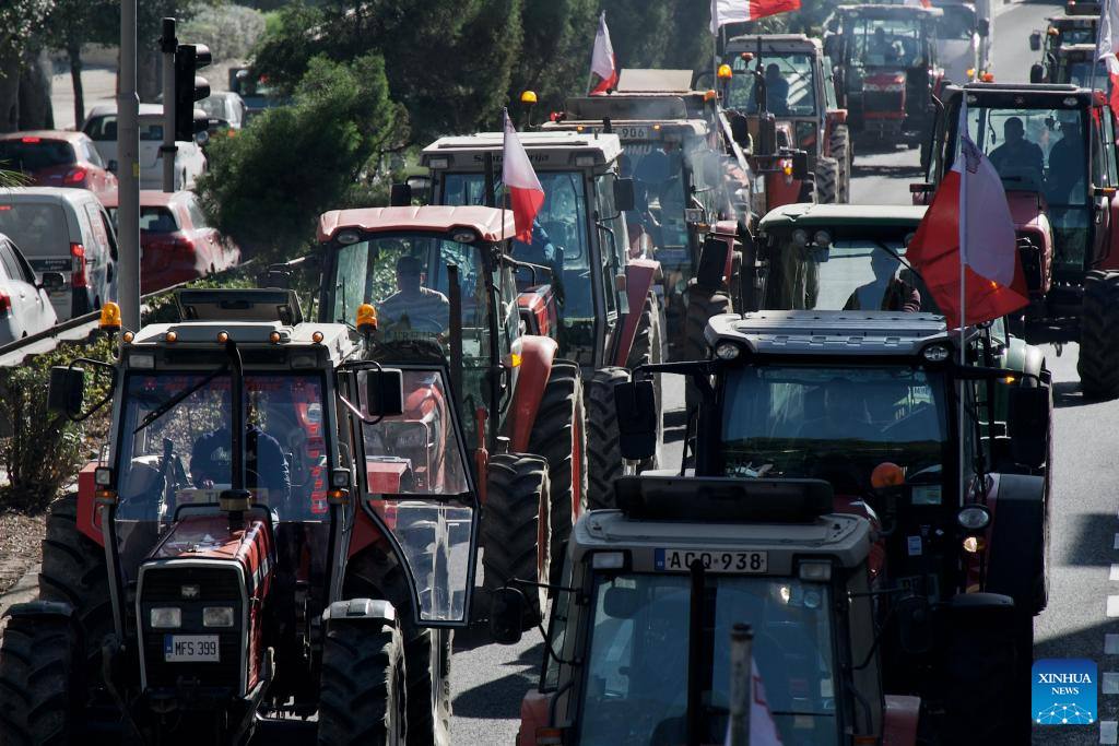 May keo tren duong pho Valletta, Malta, trong cuoc bieu tinh cua nong dan phan doi mot so chinh sach nong nghiep va moi truong cua EU, ngay 15.2.2024. Anh: Xinhua