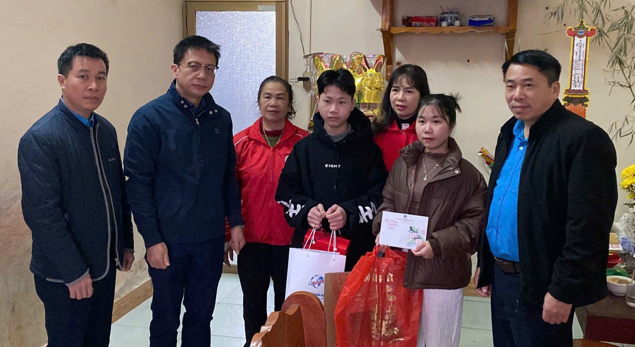 Leaders of the Vietnam Education Union present Tet Nguyen Dan 2025 care gifts to officials and union members in difficult circumstances. Photo: Thu Ha