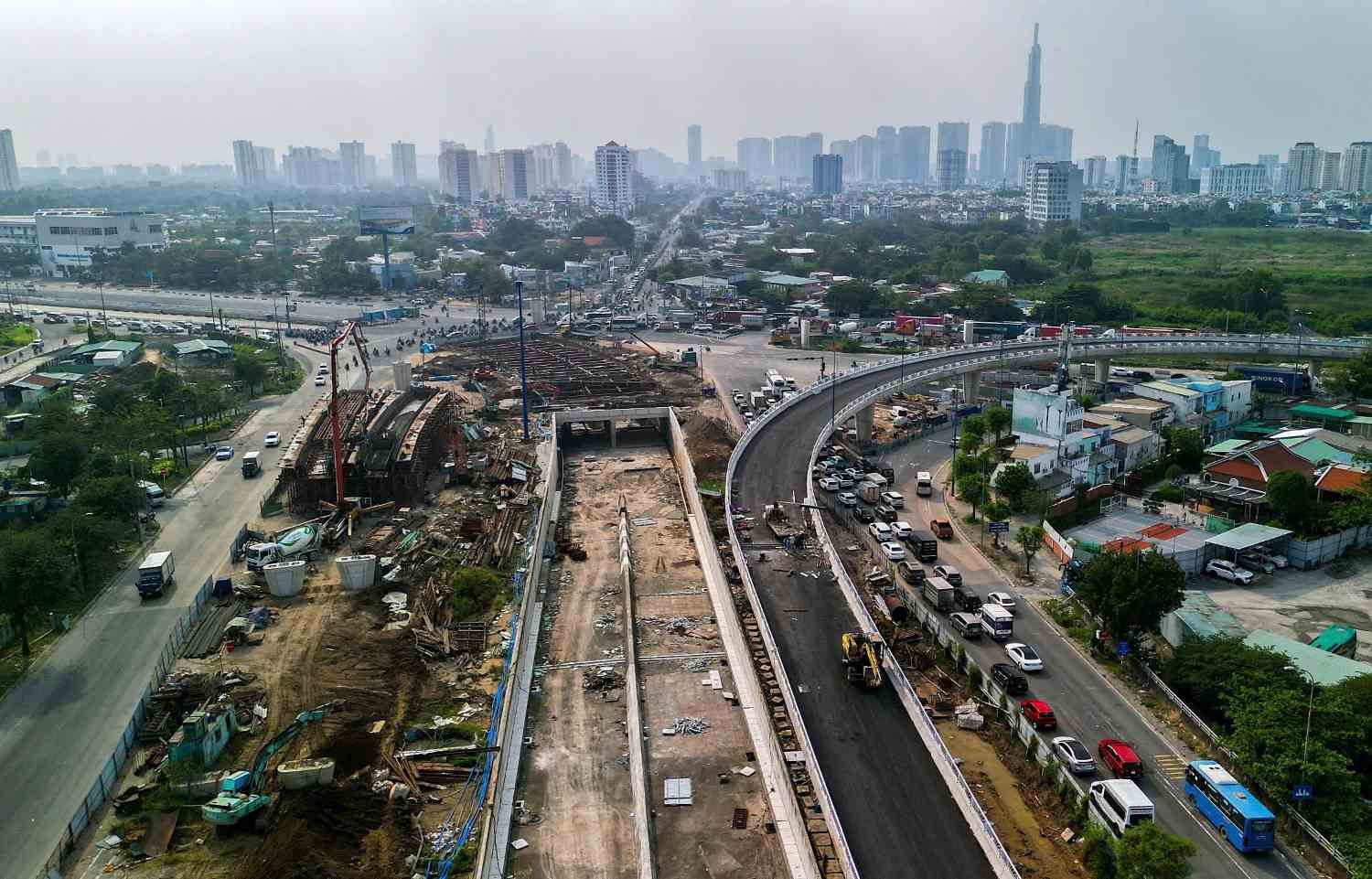 Construction of HC1-02 underpass at An Phu intersection Photo: Anh Tu