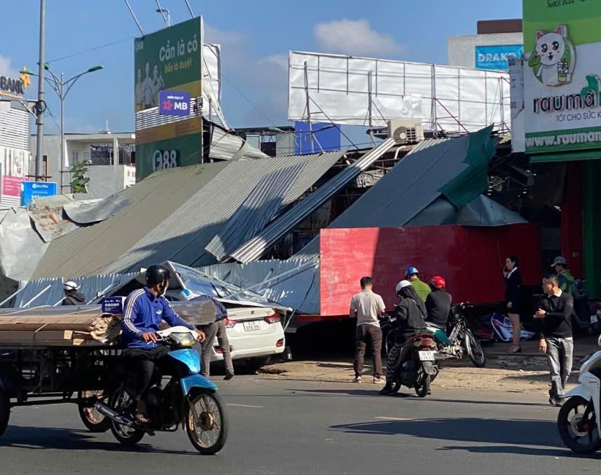 Strong winds caused some corrugated iron roofs and signs in Ea Kao ward (Dak Lak province) to collapse, injuring many people. Photo: Thanh Binh