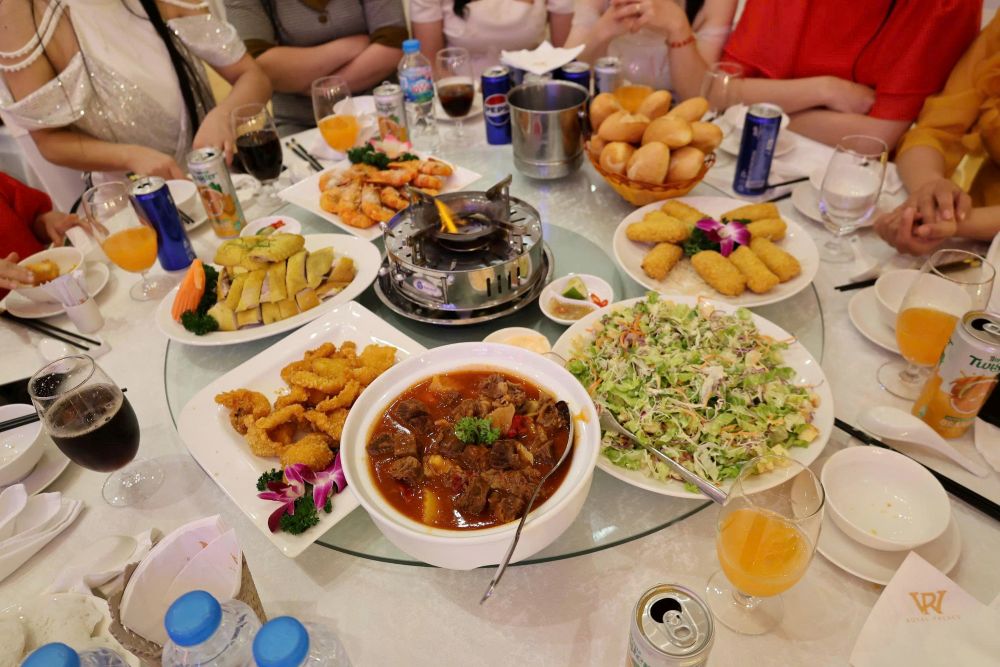Trong khong gian sang trong tai nha hang, bua com Tat nien voi da dang cac mon an. Anh: Quach Du  