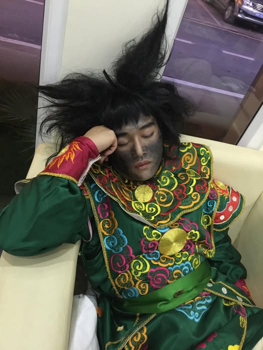 Ca si Minh Quan trong tao hinh Thien Loi trong chuong trinh Tao Quan. Anh Nghe si cung cap