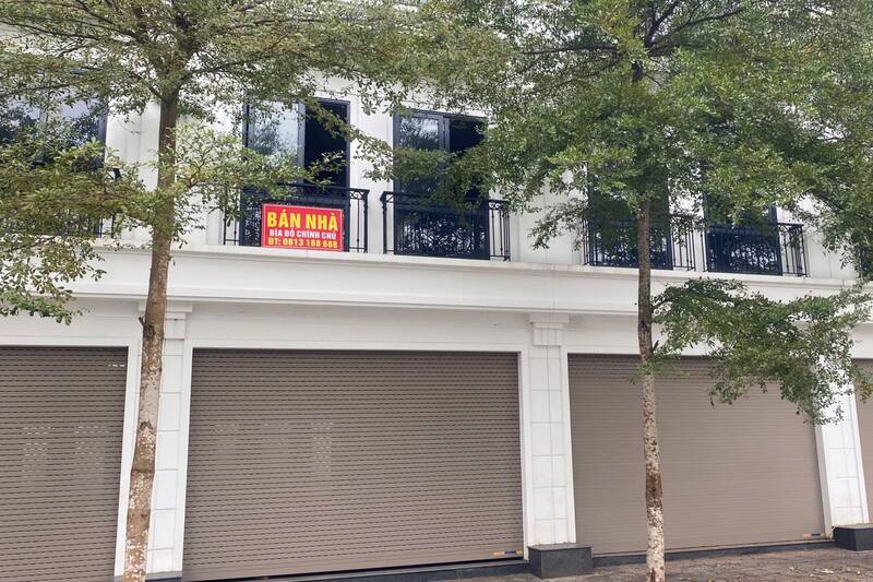 Vai nguoi mua nha khu do thi Picenza Riverside nhung treo bien ban lai. Anh: Truong Son