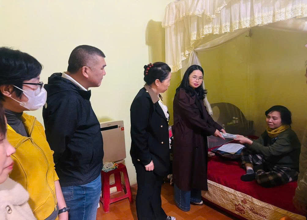 Representatives of the company's trade union leadership present money to support workers suffering from dangerous diseases. Photo: Thanh Hoa Trade Union