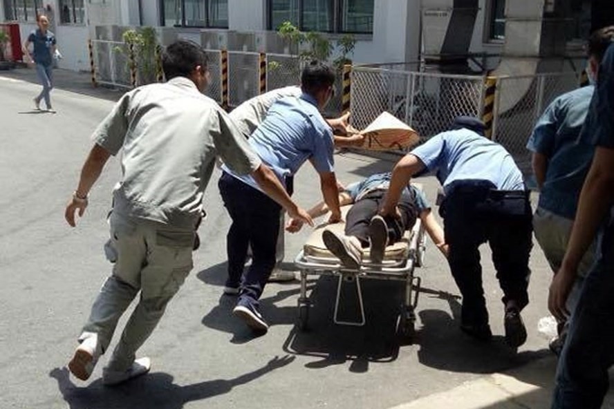 If a labor accident occurs, even if it is due to the employee's fault, the employer must still provide support to the victim according to regulations. Illustrative photo: Hoa Minh