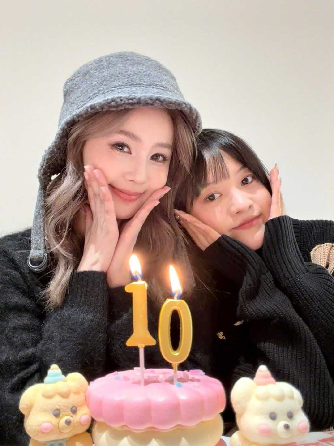 Bach Loc khoe anh ky niem 10 nam ben nhau cung ban than He He. Anh: Weibo nhan vat