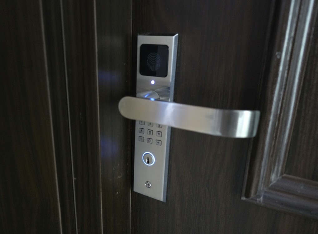 가정에서 지문 잠금 장치를 사용하는 전환 시 몇 가지 이점. 사진: 뚜언닷