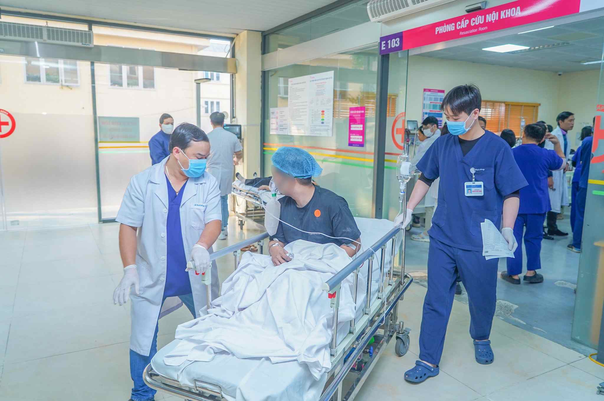 House fire at dawn, 15 people hospitalized, many cases of critical gas poisoning. Photo: BVCC