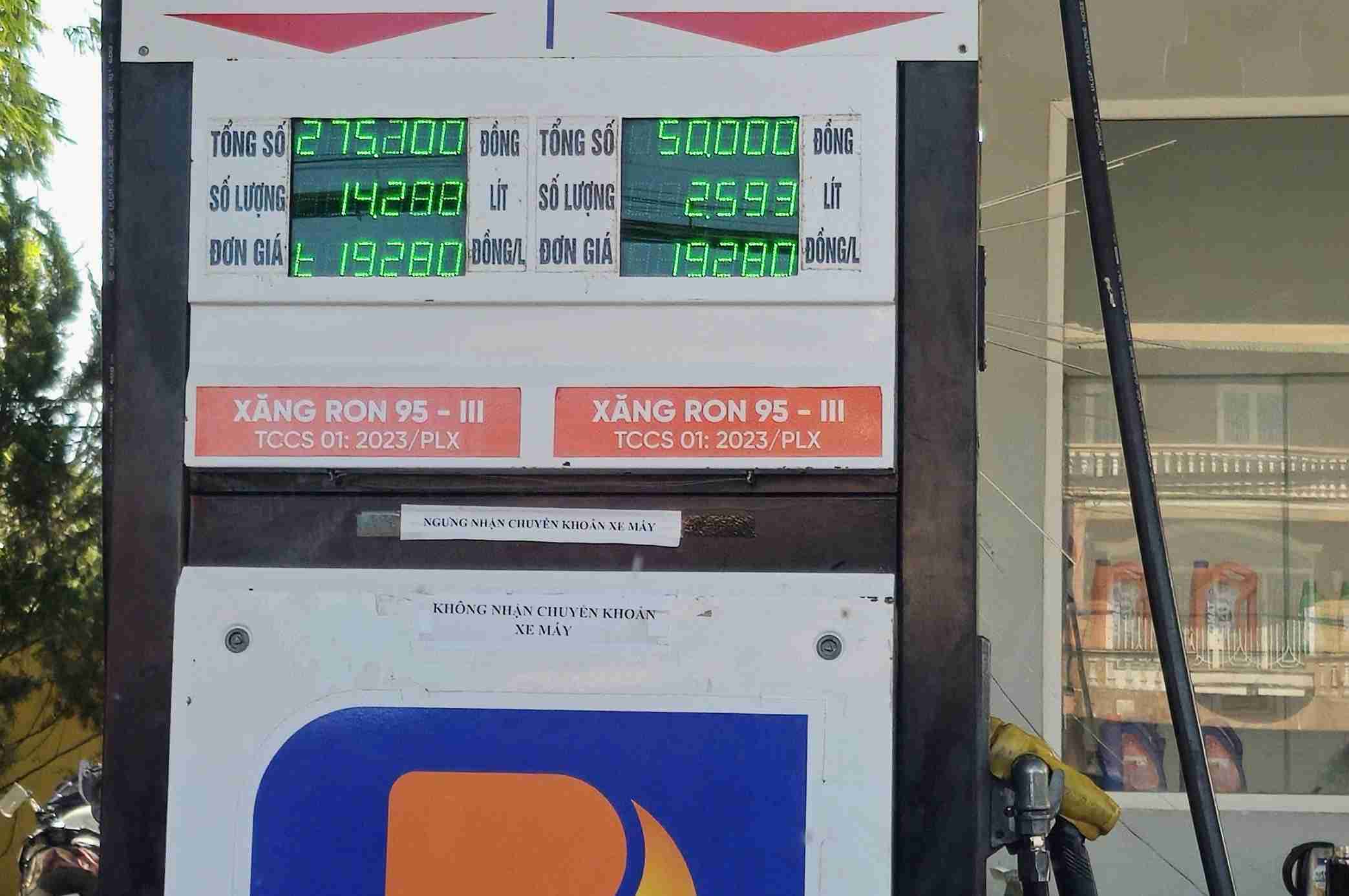 Cua hang xang dau 919 dan thong bao khong nhan chuyen khoan doi voi khach di xe may. Anh: Phuc Khanh
