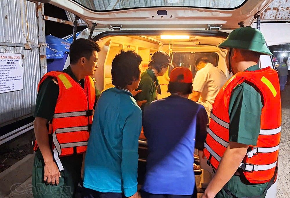 Ganh Hao Border Guard, Ca Mau take crew members to the emergency room. Photo: Hoang Ta.