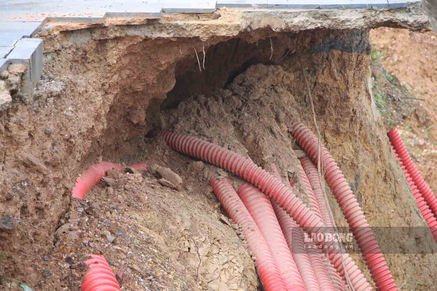 Sat lo xoi sau vao taluy am, pha huy cac ket cau ngam va co dau hieu mo rong. Anh: Viet Bac.