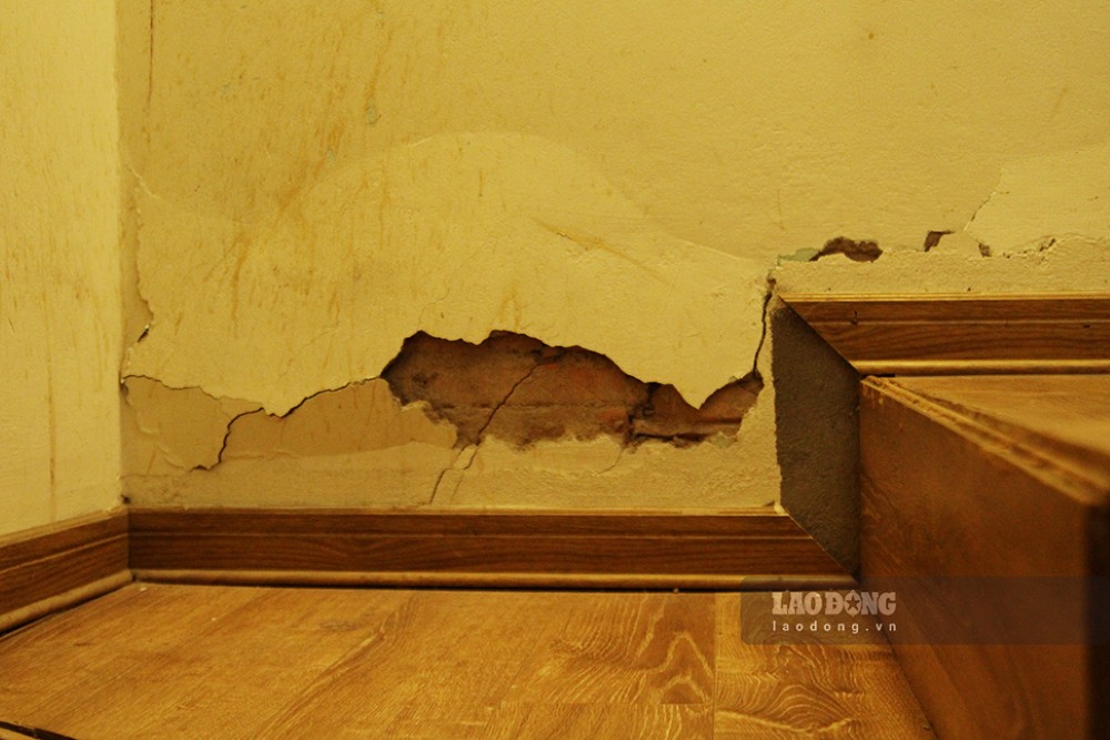 Tai nhieu vi tri, tuong nha dan bi nut ne, bong troc son. Anh: Thanh Huyen