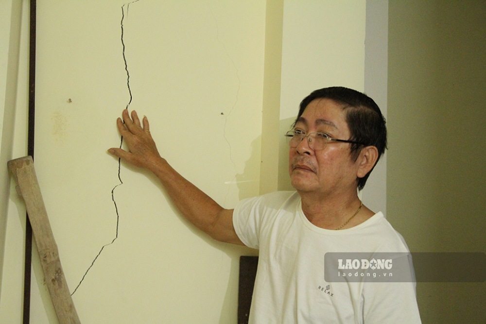 Tuong nha dan tai phuong Hai Chau, Da Nang xuat hien nhung duong nut keo dai. Anh: Thanh Huyen