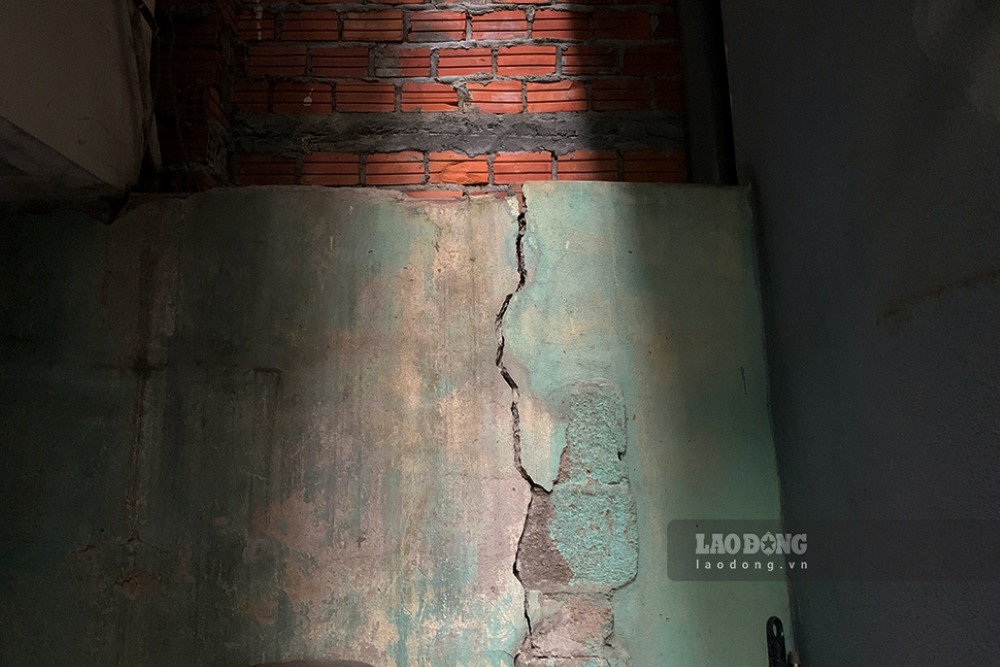 Buc tuong bi nut lam doi. Anh: Thanh Huyen