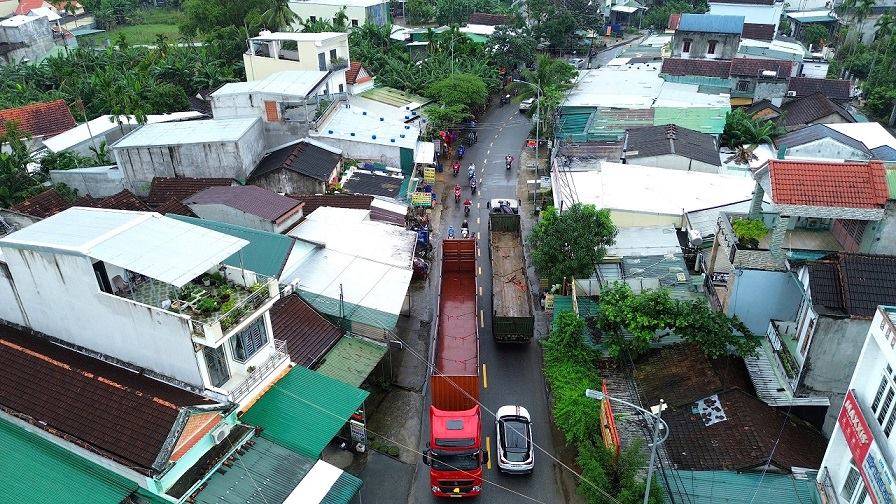 Mat duong doan nga tu Phu Binh - cau Ben Da kha hep, nen 2 xe tai di nguoc chieu la da chiem het long duong. Anh: Vien Nguyen