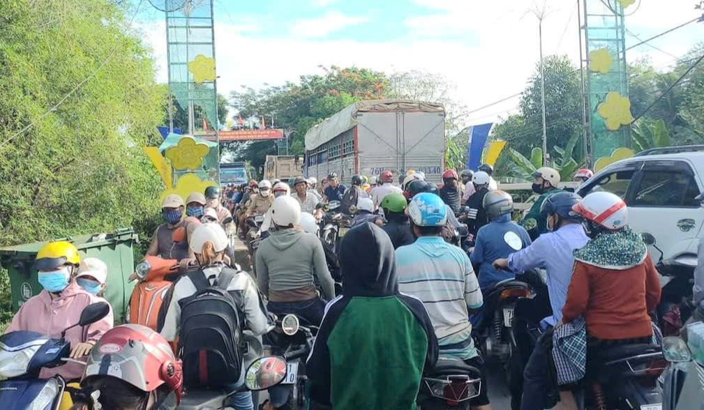 The road surface and bridge are narrow, so for many years, traveling on Provincial Road 624, the Phu Binh - Ben Da bridge intersection in Nghia Hanh commune, Quang Ngai province during peak hours has become a nightmare for people. Photo: Vien Nguyen