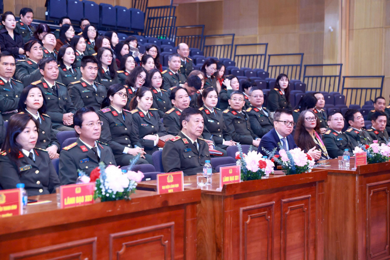 Cac dong chi lanh dao, dai bieu tham du buoi le.