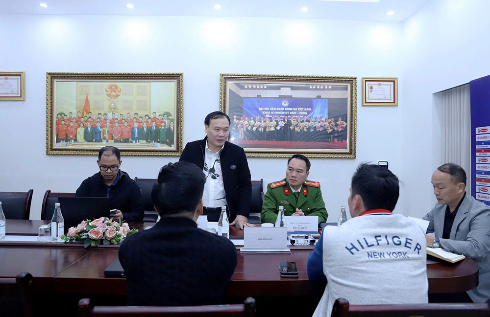 VFFの不正防止委員会は、2025-2026年U19全国選手権予選での不正行為に関連して、U19チームの代表者と協議しています。写真:VFF