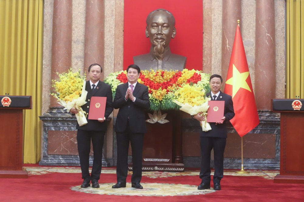 국가주석, 대법원 부원장 2명 임명 결정 수여. 사진: 아이반