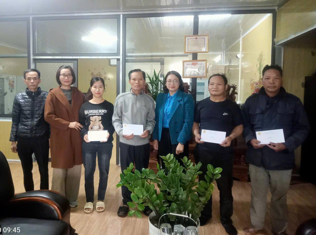 Luc Yen Commune Trade Union presents gifts to union members. Photo: Anh Tinh