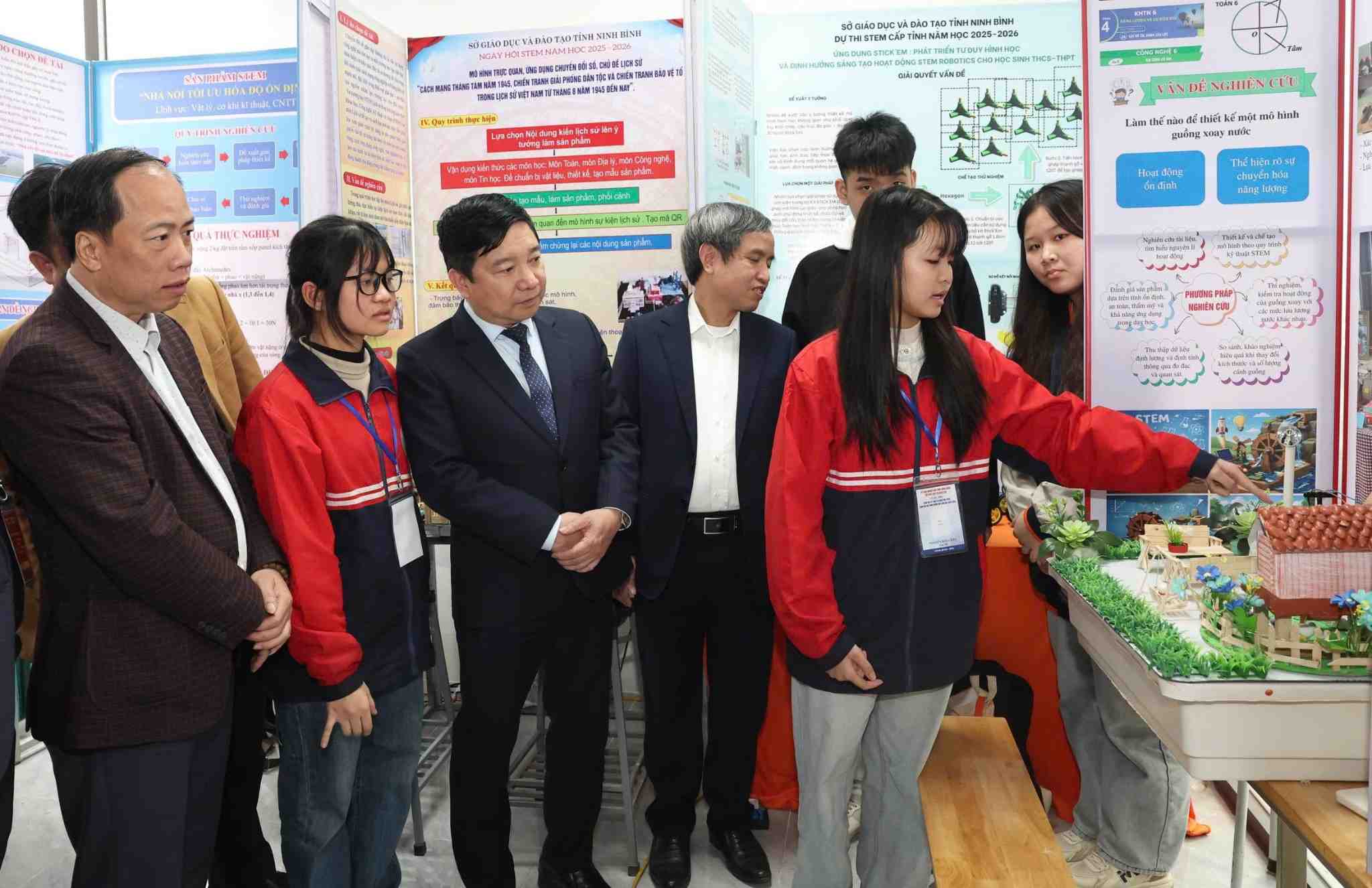 Cac dai bieu tham quan khu trung bay gioi thieu san pham thi. Anh: Dieu Anh