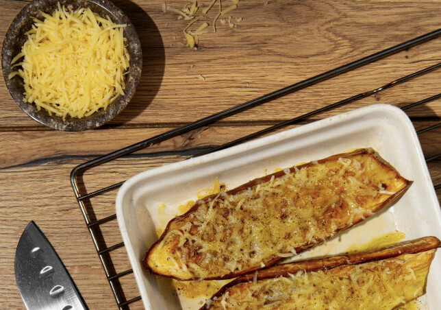 Grilled sweet potatoes eaten with cheese can be a balanced, nutritious snack. Photo: Thuy Duong