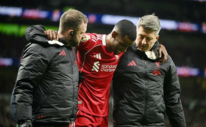 Isak chan thuong de lai khoang trong lon tren hang tien dao. Anh: AFP