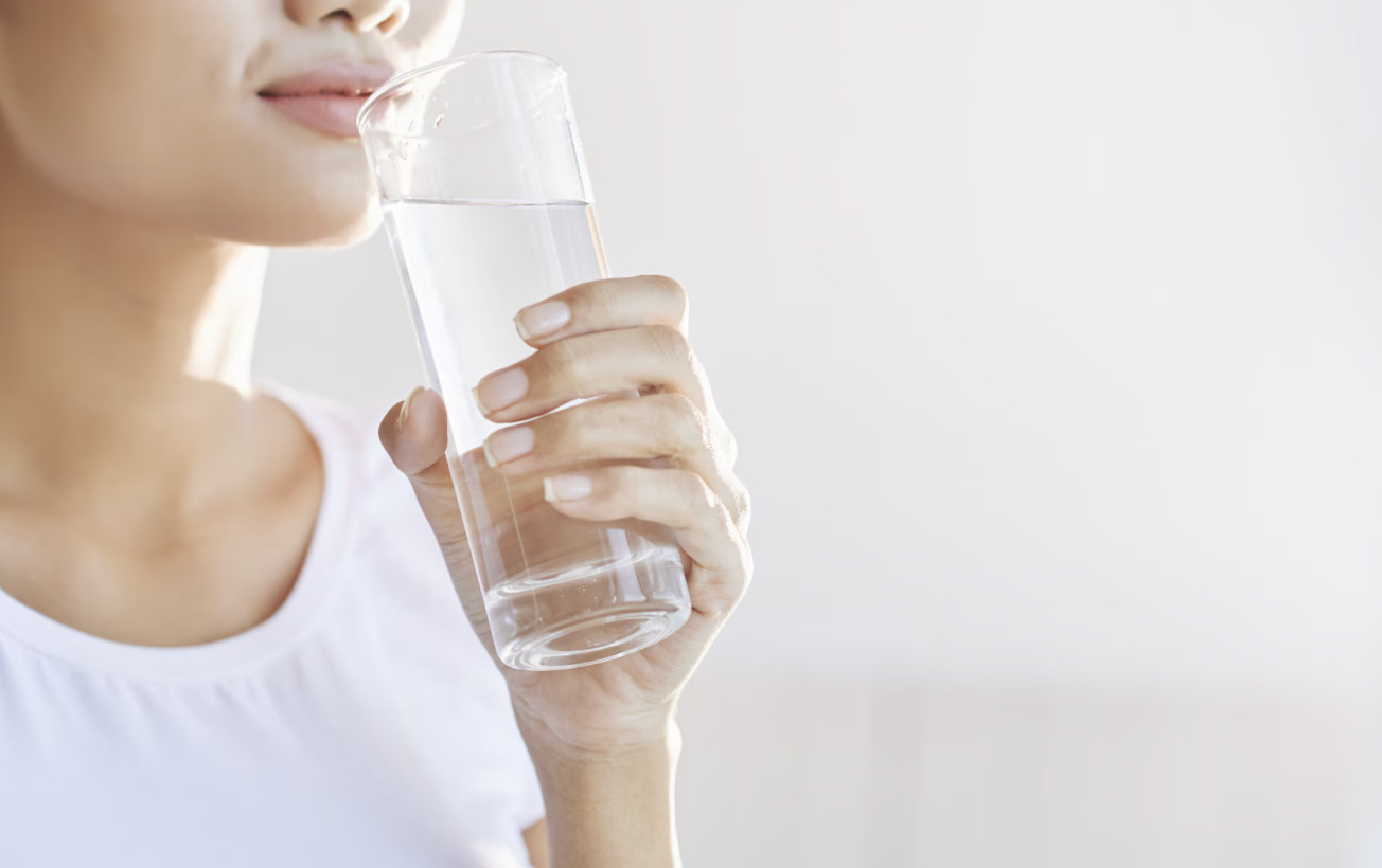 Drinking water helps stabilize blood pressure when the body is dehydrated. Photo: Thuy Duong