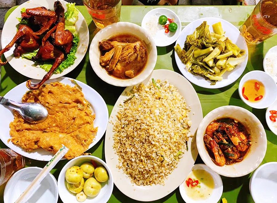 Một mâm cơm đảo ăn với gà rang gừng, chim quay, dưa cà... Ảnh: Cơm Đảo Gà Rang Chim Quay - Tống Duy Tân