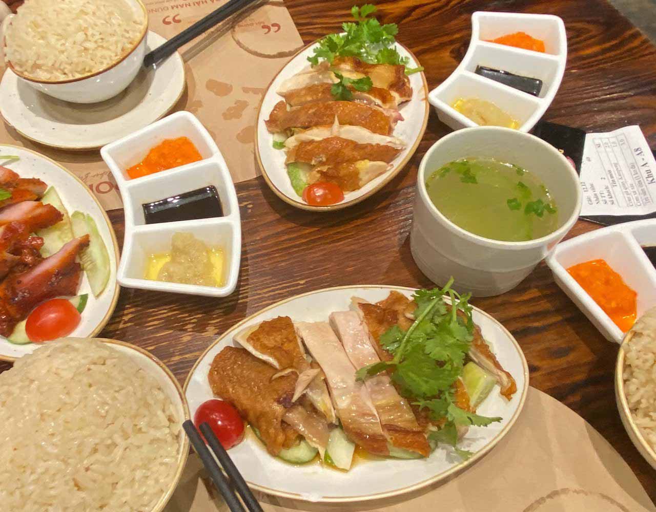 Cơm gà Hải Nam là sự kết hợp hoàn hảo giữa vị béo nhẹ của cơm, vị ngọt dai của thịt gà.