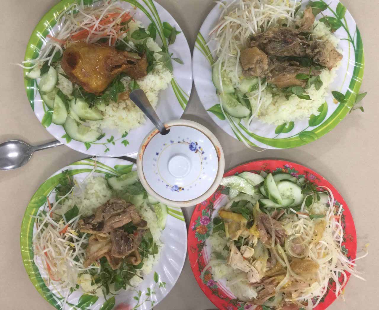 Cơm gà Tam Kỳ, phần thịt gà thường được chặt miếng hoặc xé miếng lớn, tẩm ướp đậm đà.