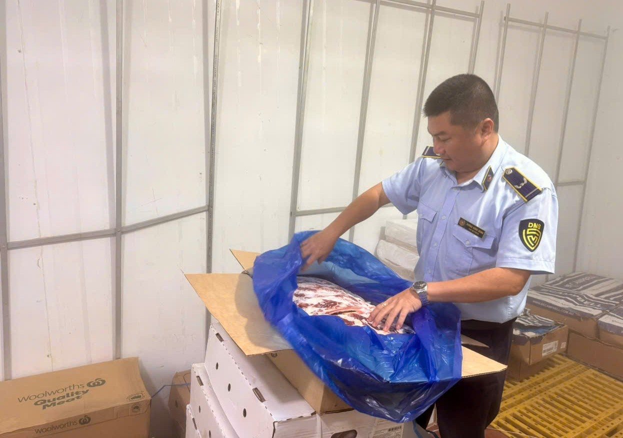 Dak Lak provincial functional forces inspect and handle a batch of food of unknown origin. Photo: Khuong Duy