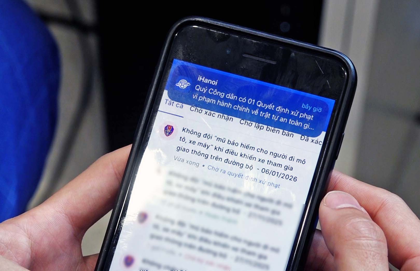 People receive remote fines notifications via the iHanoi application. Photo: To The